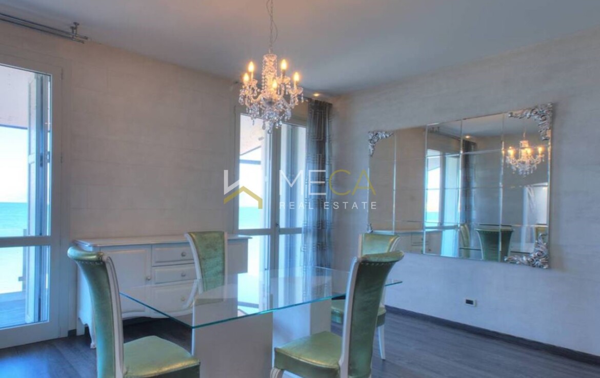 Desenzano, villa fronte lago a due passi dal centro e dal lungolago