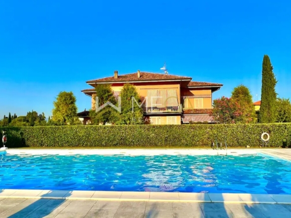 Sirmione: Renovated three-room apartment with pool and garage, just steps from the lake.