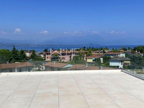 Desenzano, nuovo attico vista lago vicino alla spiaggia