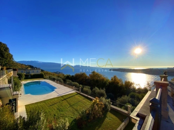 Salò, panoramic penthouse in a luxury setting