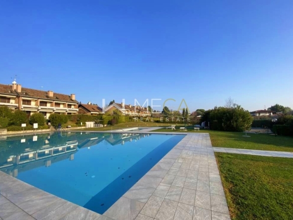 Moniga, trilocale con ampio porticato e piscina