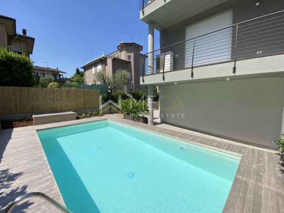 Stadtzentrum von Desenzano: Neue Vierzimmerwohnung mit Pool