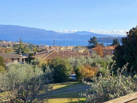 Salò, villa with lake view