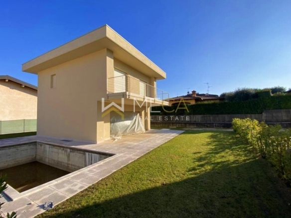 Manerba, villas with pools just steps from the ‘Romantica’ beach