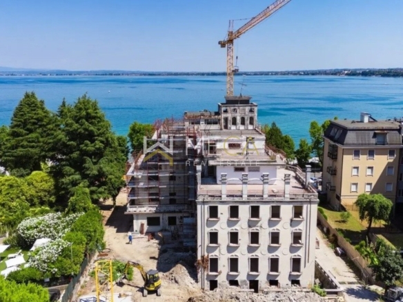 Direkt am See in Desenzano gelegen, neue Vierzimmerwohnung mit Seeblick, Pool, Garten oder Terrasse