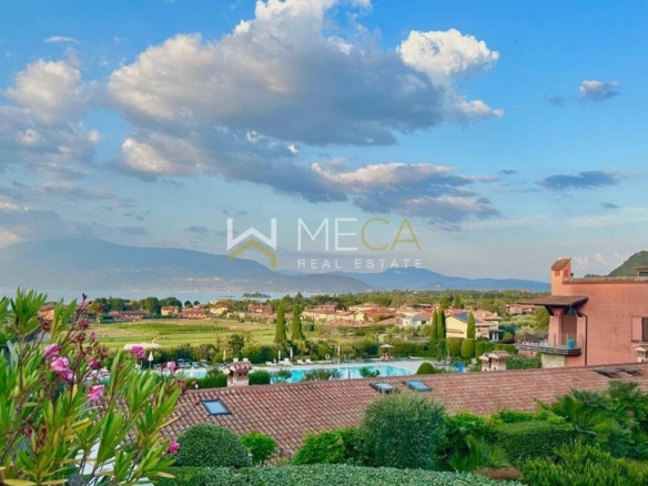 Manerba, bilocale con vista lago e piscina a due passi dal lago