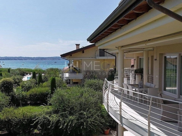 Sirmione Colombare: Five-bedroom penthouse with lake view and pool, just steps from the lake.