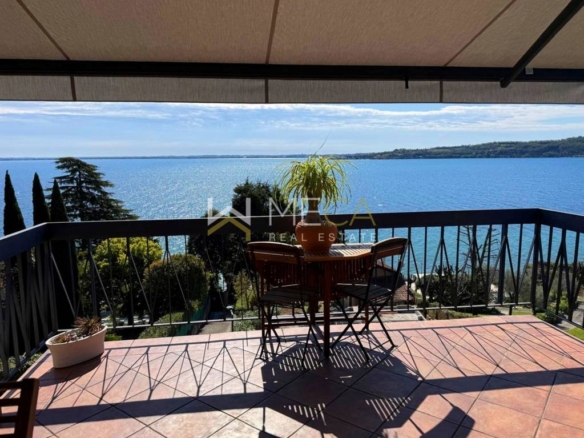Padenghe, Villa bifamiliare con piena vista lago e accesso privato al lago