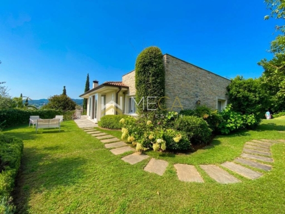 Salò, villa ristrutturata con parco privato, ascensore e garage