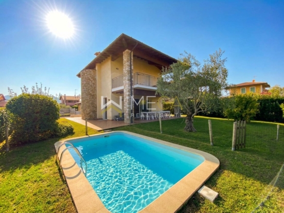 Manerba del Garda, spaziosa villa singola con piscina