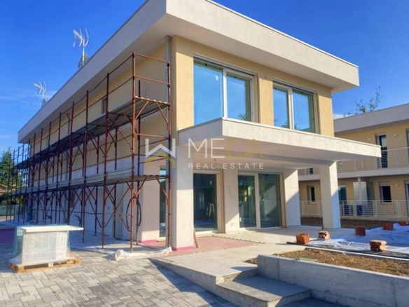 Manerba, villa bifamiliare con piscina privata