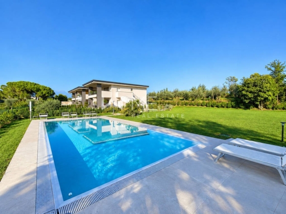 Manerba, trilocale nuovo con giardino privato, piscina e parco condominiale